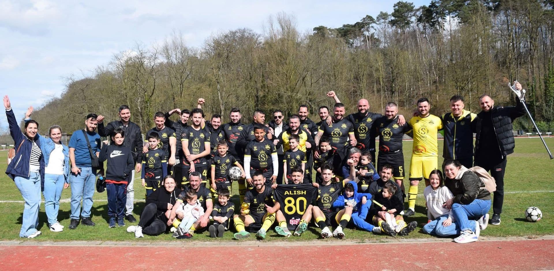 Het volledige team van Union Vrede FC, samen op één foto